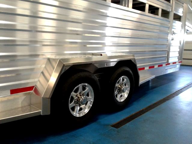 EBY Maverick Gooseneck Trailer Side - Metzler Trailer EBY Maverick Gooseneck Trailer Side - Metzler Trailer