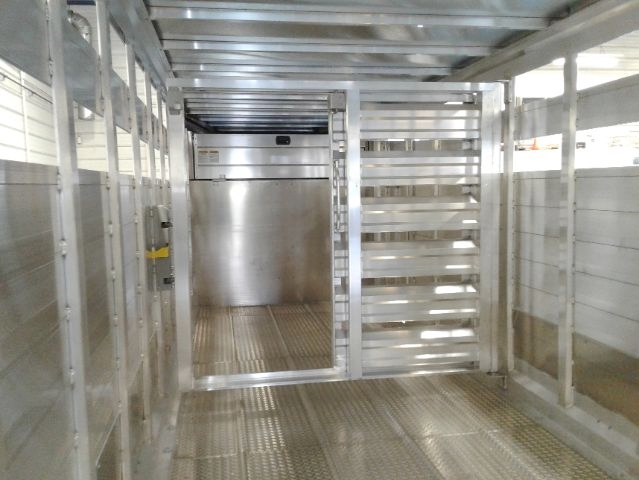 EBY Maverick Gooseneck Trailer Interior - Metzler Trailer EBY Maverick Gooseneck Trailer Interior - Metzler Trailer